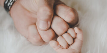 Concediu paternal extins pentru tații de gemeni sau tripleți