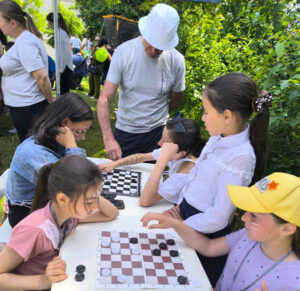 Fun to the maximum for children and adults from Cetireni – the angle – see the world as it is!