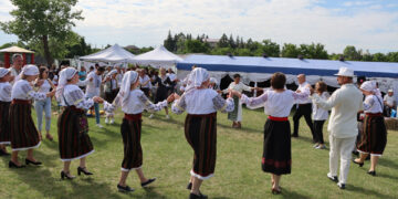 Mănoilești, în straie de sărbătoare:  a V-a ediție a „Sărbătorii portului popular”  a adunat iubitorii tradițiilor