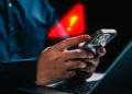 Nou tip de fraudă: escrocii trimit linkuri cu aplicații false și obțin acces la telefon și bani