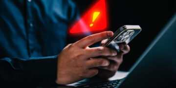 Nou tip de fraudă: escrocii trimit linkuri cu aplicații false și obțin acces la telefon și bani