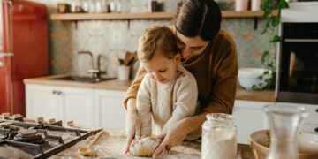 Să ne învățăm fiii să respecte femeia  și să le arătăm fetelor că nu e rușine  să ceară ajutor și să spună „nu”