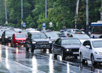 De mâine, 1 noiembrie, șoferii sunt obligați să aprindă luminile de întâlnire pe timp de zi