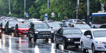 De mâine, 1 noiembrie, șoferii sunt obligați să aprindă luminile de întâlnire pe timp de zi