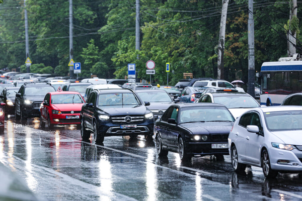De mâine, 1 noiembrie, șoferii sunt obligați să aprindă luminile de întâlnire pe timp de zi