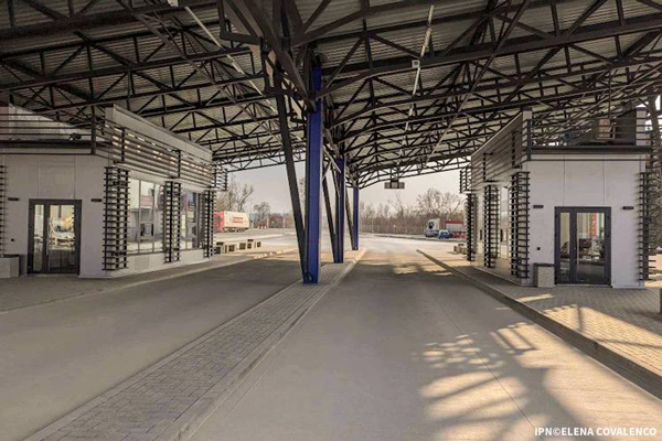 Sute de moldoveni au rămas fără cărțile de identitate românești din cauza domiciliului fictiv