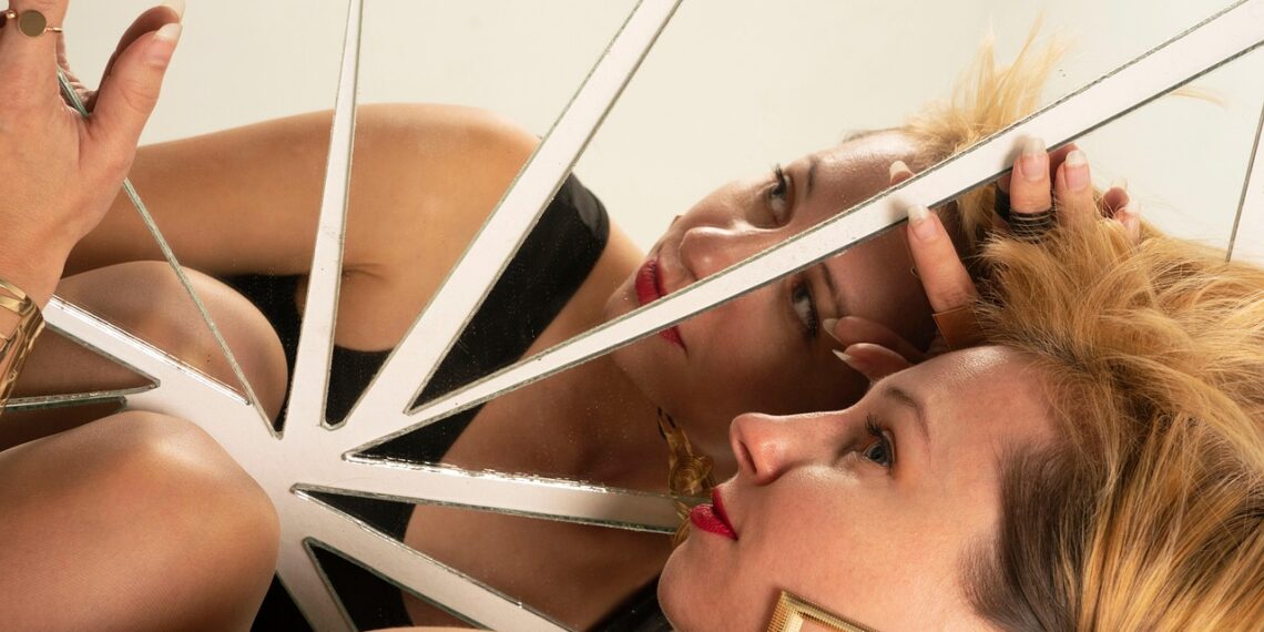 Fetelor, nu vă lăsați amăgite de „viața perfectă” de pe Facebook