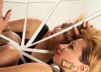 Fetelor, nu vă lăsați amăgite de „viața perfectă” de pe Facebook