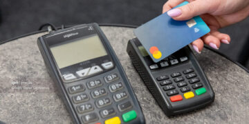 Moldovenii renunță la numerar: peste 4 milioane de carduri în circulație