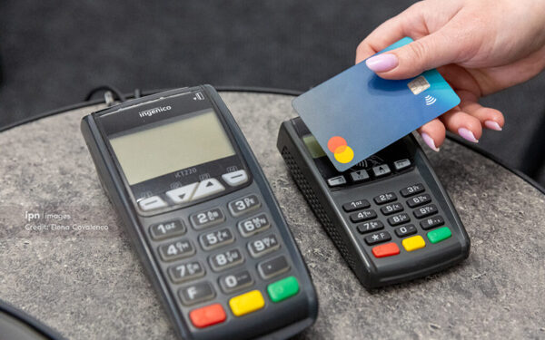 Moldovenii renunță la numerar: peste 4 milioane de carduri în circulație