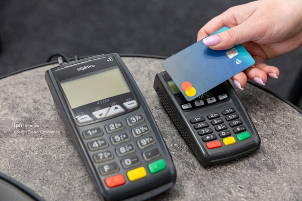 Moldovenii renunță la numerar: peste 4 milioane de carduri în circulație