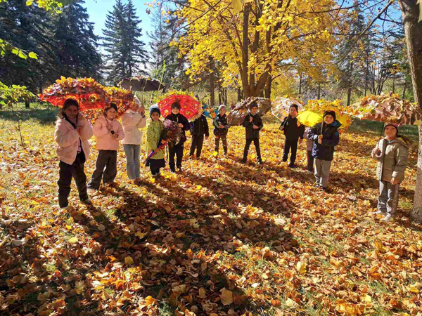 „Umbrela Toamnei” – o explozie de culoare și imaginație la Gimnaziul „Andrei Chivriga” din Valea Mare