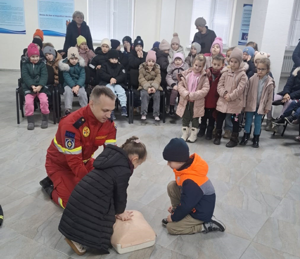 Ușile salvatorilor ungheneni s-au deschis pentru sute de elevi și zeci de profesori