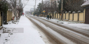 Ninsori și polei în următoarele zile: șoferii sunt sfătuiți să circule cu prudență