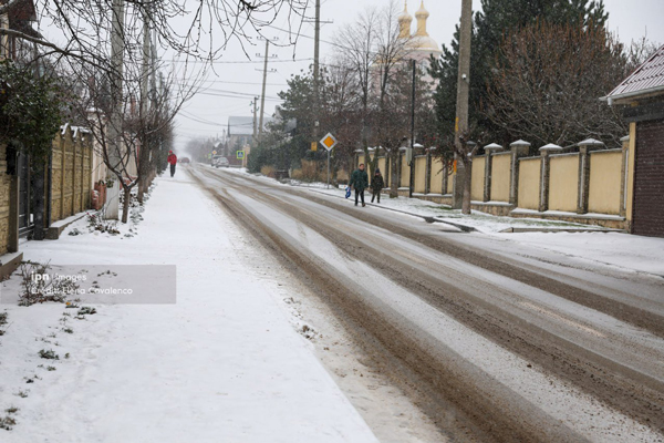 Ninsori și polei în următoarele zile: șoferii sunt sfătuiți să circule cu prudență
