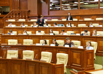 Parlamentul invită liceele să se înscrie la programul educațional „LEGE pentru TINE(ri)”