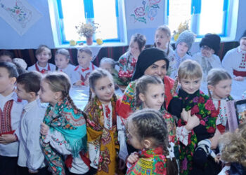 Sub cușma lui Guguță: povești vii la muzeu