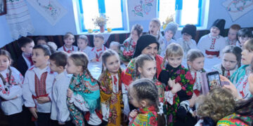 Sub cușma lui Guguță: povești vii la muzeu